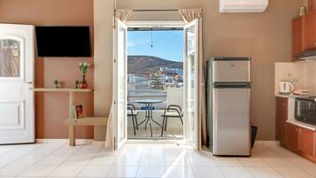 Fridge, oven, stovetop, coffee/tea maker