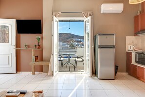 Fridge, oven, stovetop, coffee/tea maker