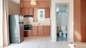 Kühlschrank, Ofen, Herdplatte, Wasserkocher mit Kaffee-/Teezubehör