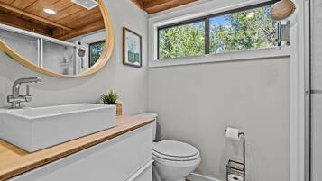 Suihku, hiustenkuivaaja, pyyhkeet, saippua