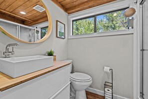 Doccia, asciugacapelli, asciugamani, sapone