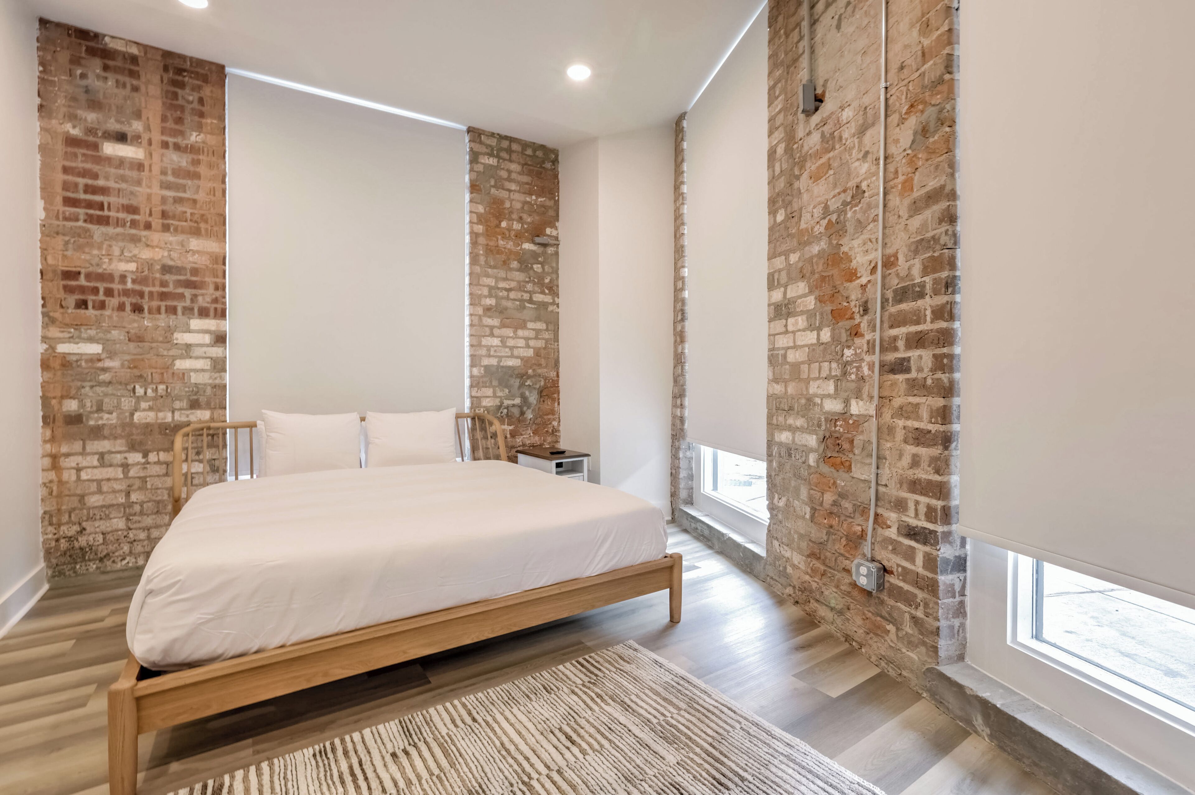 Adjacent Five Bed Four Bath Apartment | Free WiFi