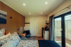Premium Studio, 1 Queen Bed, River View | Egyptian cotton sheets, premium bedding, pillowtop beds - Two Rivers Boutique Lodge Ohakune (Ohakune)