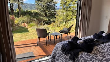 Premium Studio, 1 Queen Bed, River View | Egyptian cotton sheets, premium bedding, pillow-top beds