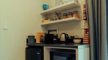 Estudio Premium, 1 cama Queen size, vista al río | Cocineta privada | Cafetera de espresso, frigobar, tetera eléctrica y tostadora