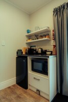 Estúdio premium, 1 cama Queen, vista para o rio | Cozinha americana privada | Máquina de café expresso, frigobar, chaleira elétrica, torradeira