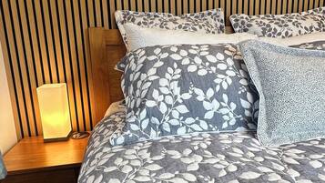 Premium Studio, 1 Queen Bed, River View | Egyptian cotton sheets, premium bedding, pillow-top beds
