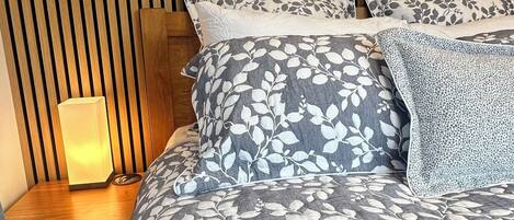 Premium Studio, 1 Queen Bed, River View | Egyptian cotton sheets, premium bedding, pillow-top beds