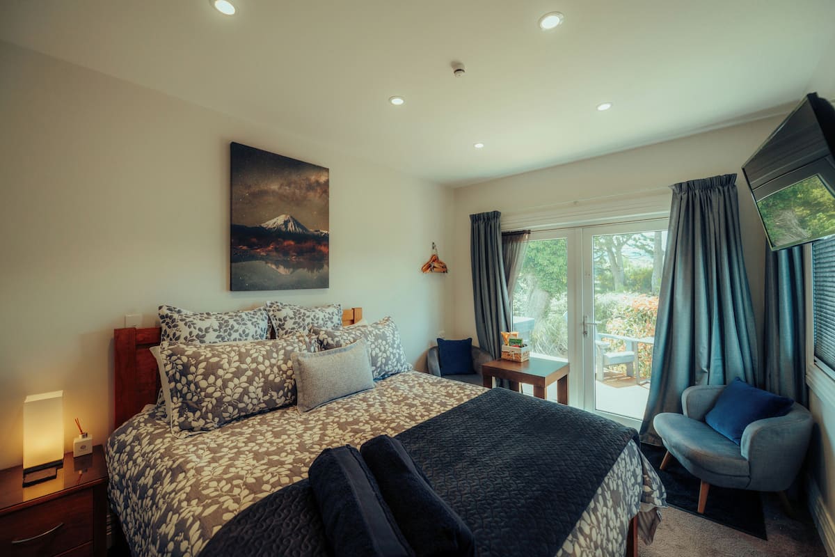 Premium Double Room, 1 Queen Bed, Mountain View | Egyptian cotton sheets, premium bedding, pillowtop beds