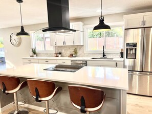 Fridge, microwave, oven, stovetop - Spacious 4-bedroom single level home in Beaverton close to Intel/Nike/Golf (Beaverton)