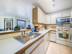 Kylskåp, kaffe- och tebryggare och kryddor