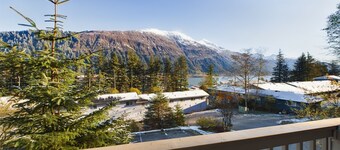 Retreat for Couples & Business Travelers with Stunning Views