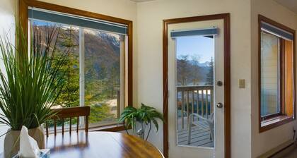 Retreat for Couples & Business Travelers with Stunning Views
