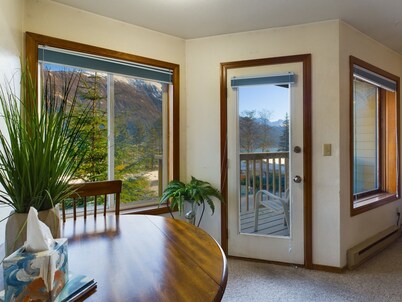 Retreat for Couples & Business Travelers with Stunning Views