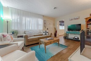 Smart TV, fireplace, video games - Cove Point Beach Cottage with Chesapeake Bay Views (Lusby)