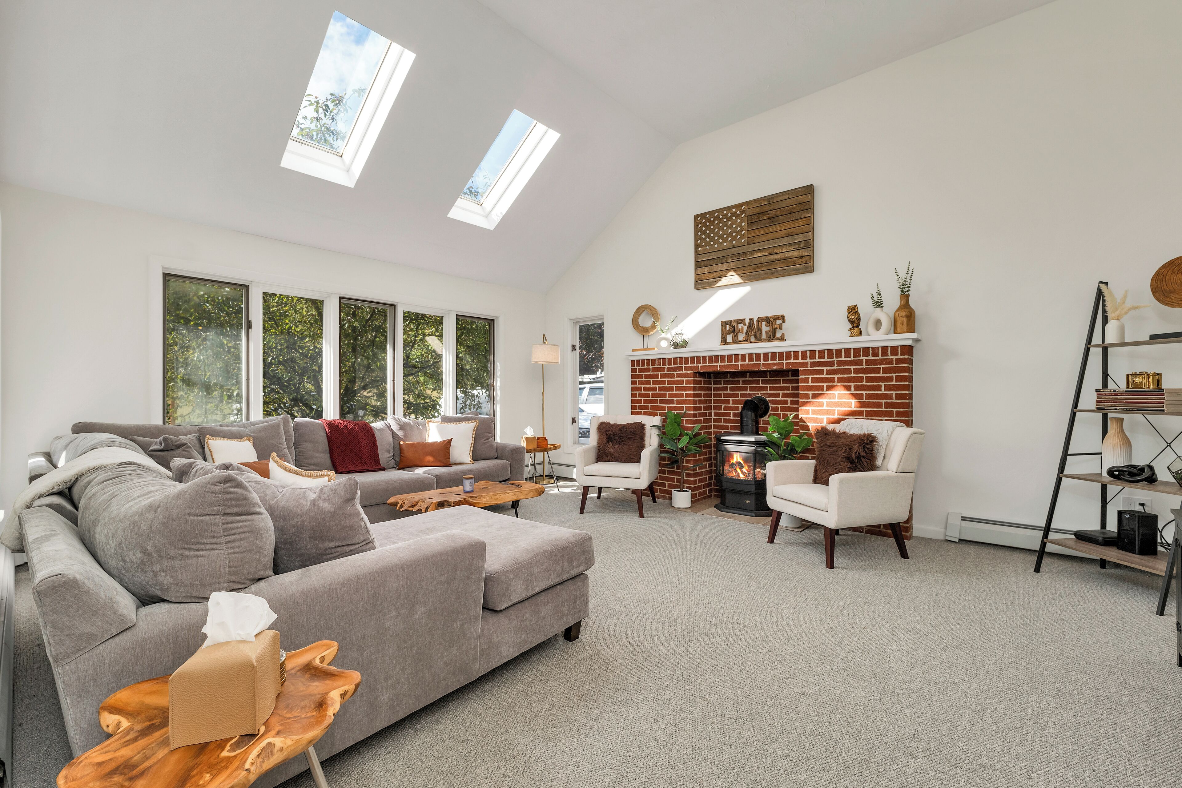 Smart TV, chimenea y oficina 