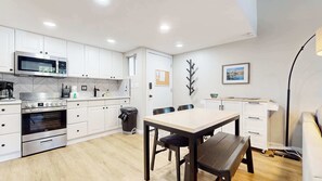 Fridge, microwave, oven, stovetop - Mammoth Getaway – Chic Condo! (Mammoth Lakes)