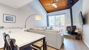 TV - Mammoth Getaway – Chic Condo! (Mammoth Lakes)