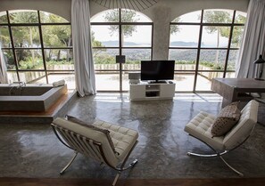 TV, mesa de pingue-pongue, aparelho de som