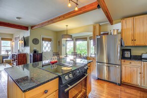 Fridge, microwave, stovetop, dishwasher - Bayfront Home w/ Private Beach in Vaughn! (Vaughn)