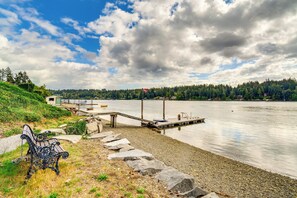 On the beach - Bayfront Home w/ Private Beach in Vaughn! (Vaughn)