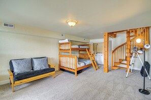 2 bedrooms, desk, internet, bed sheets - Bayfront Home w/ Private Beach in Vaughn! (Vaughn)