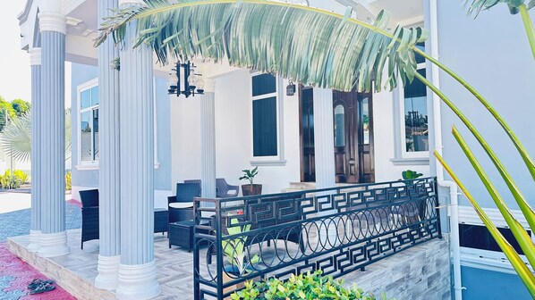 Terrace/patio - Spacious 5-bedroom villa in charming Dar es Salaam with WiFi, AC (Kinondoni-mivumoni)