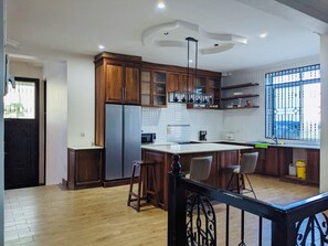 Fridge, microwave, oven, coffee/tea maker - Spacious 5-bedroom villa in charming Dar es Salaam with WiFi, AC (Kinondoni-mivumoni)