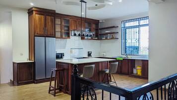 Kühlschrank, Mikrowelle, Ofen, Wasserkocher mit Kaffee-/Teezubehör