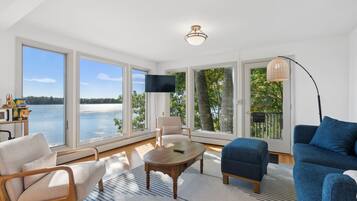 Een smart-tv en een open haard