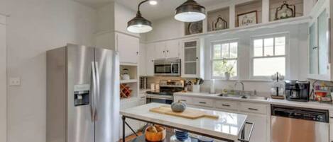 Een koelkast, een microgolfoven, een oven, een kookplaat