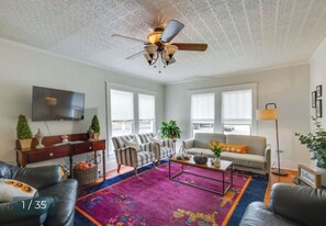 Smart TV, books - Steps to Downtown Canton & First Monday  - Pet & Family Friendly Pack n Play (Canton)