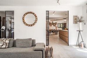 Televisor, llar de foc i estèreo