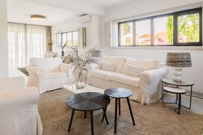 Smart TV, fireplace, stereo