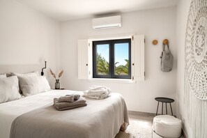 6 bedrooms, desk, iron/ironing board, travel cot