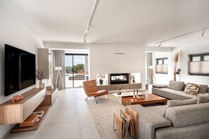 Televisor, llar de foc i estèreo