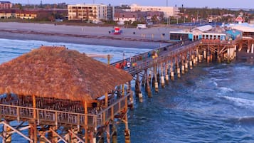 Tæt på stranden, liggestole, badehåndklæder