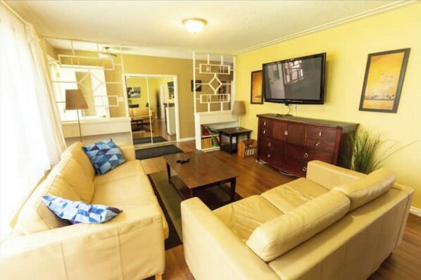 Living area - Cozy Top Floor with 3 BDRM (Edmonton)