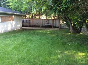 Property grounds - Cozy Top Floor with 3 BDRM (Edmonton)