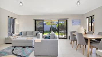 Smart TV, books, stereo, offices