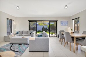 Älytelevisio, kirjoja, stereot, työhuone