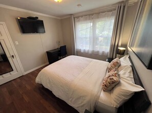1 bedroom, desk, iron/ironing board, WiFi - Private Room and Centrally Located (Edmonton)