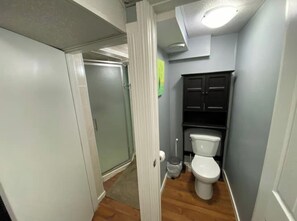 Shower, hair dryer, towels, soap - Comfy Basement Room (Edmonton)