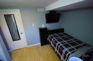 1 habitación, escritorio, tabla de planchar con plancha y wifi 
