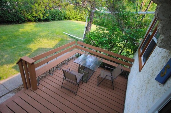 Outdoor dining - Comfy Basement Room (Edmonton)