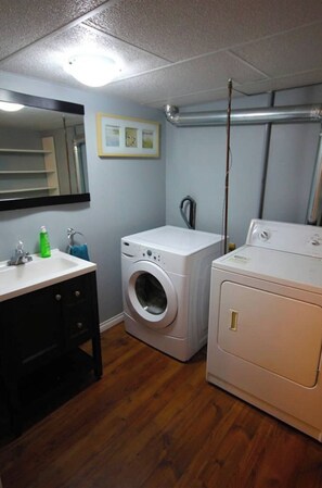 Regadera, secadora de cabello, toallas, jabón 