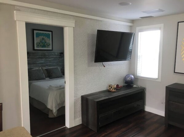 1 bedroom, iron/ironing board, WiFi, bed sheets - Located Centrally - The Garden Suite! (Edmonton)