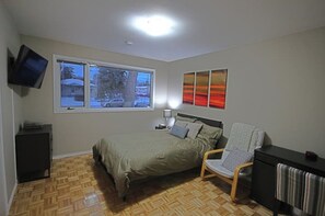 4 bedrooms, iron/ironing board, WiFi, bed sheets