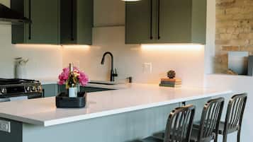 Luxury Apartment, Lake View | Private kitchen