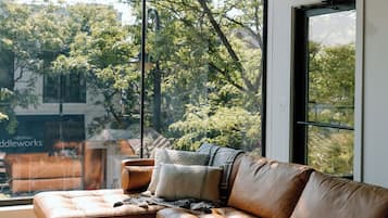 Luxury Apartment, Lake View | Living area